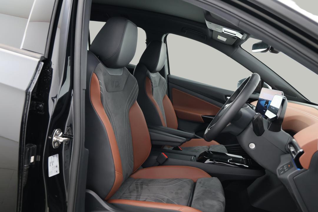 2025 Volkswagen Id.4 Pro, Automatic, 7132 km, Right Side Front Door Cabin View