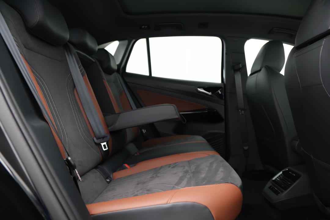2025 Volkswagen Id.4 Pro, Automatic, 7132 km, Right Side Rear Door Cabin View