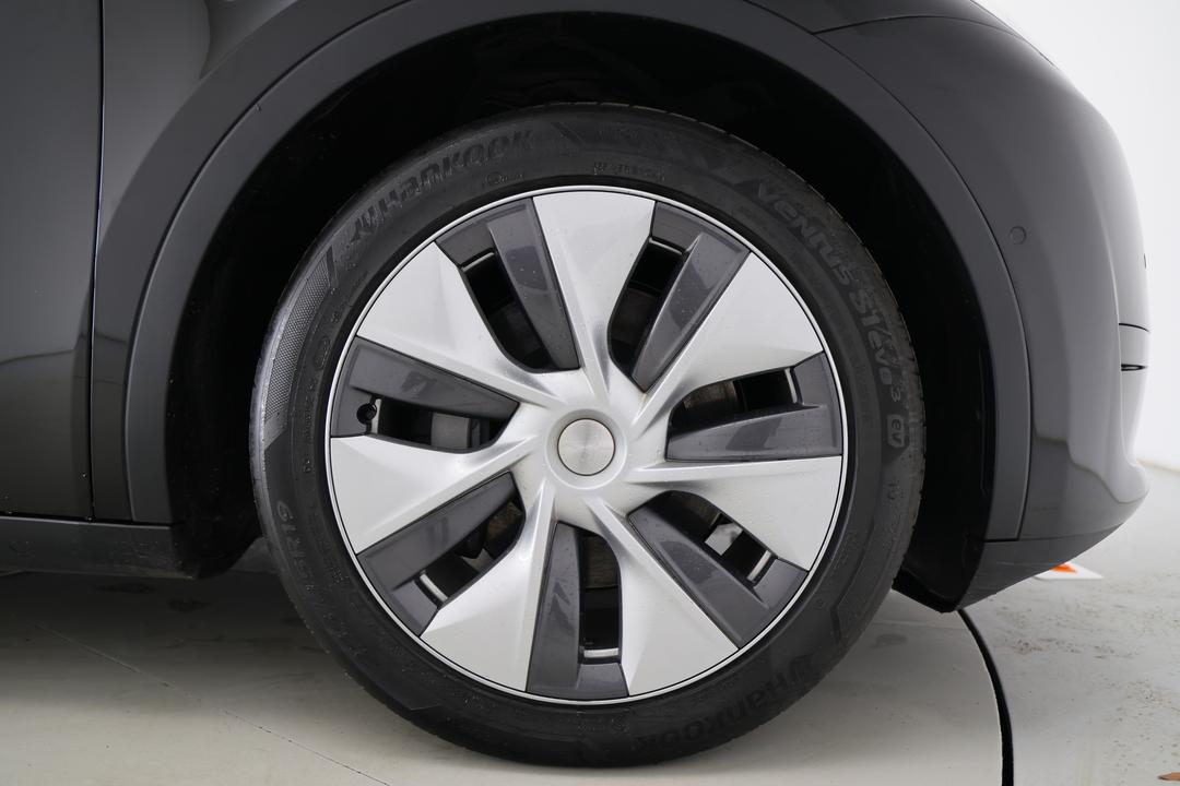 2022 Tesla Model Y Rear-wheel Drive, Automatic, 31741 km, Right Front Wheel