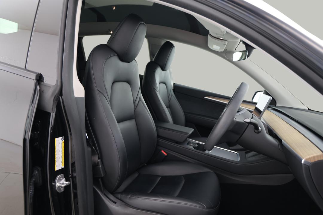 2022 Tesla Model Y Rear-wheel Drive, Automatic, 31741 km, Right Side Front Door Cabin View