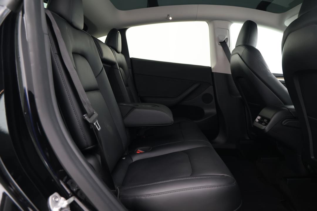 2022 Tesla Model Y Rear-wheel Drive, Automatic, 31741 km, Right Side Rear Door Cabin View