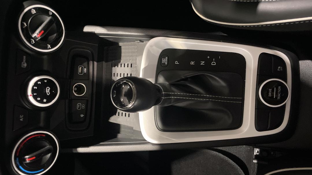 2023 Hyundai Venue Active, Automatic, 34314 km, Gear Lever 