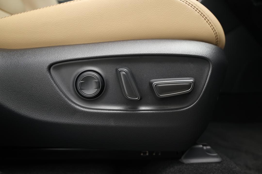 2025 Toyota RAV4 Cruiser (AWD) Hybrid, Automatic, 4124 km, Drivers Side Adjustment Panel