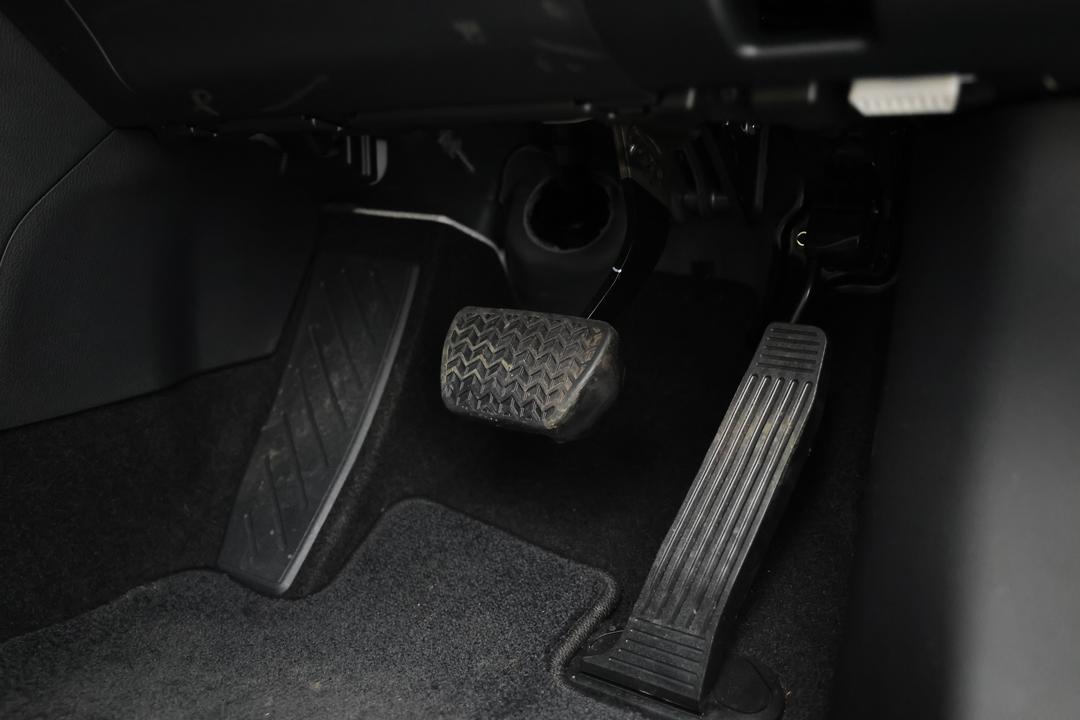 2025 Toyota RAV4 Cruiser (AWD) Hybrid, Automatic, 4124 km, Pedals and Footmat
