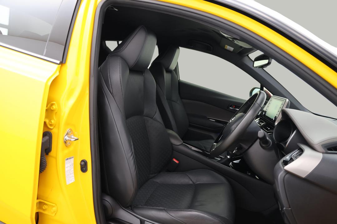 2022 Toyota C-HR Koba (2WD) Hybrid, Automatic, 58114 km, Right Side Front Door Cabin View