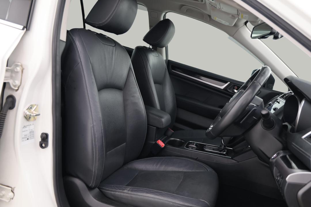 2020 Subaru Outback 2.5i Premium AWD, Automatic, 102057 km, Right Side Front Door Cabin View