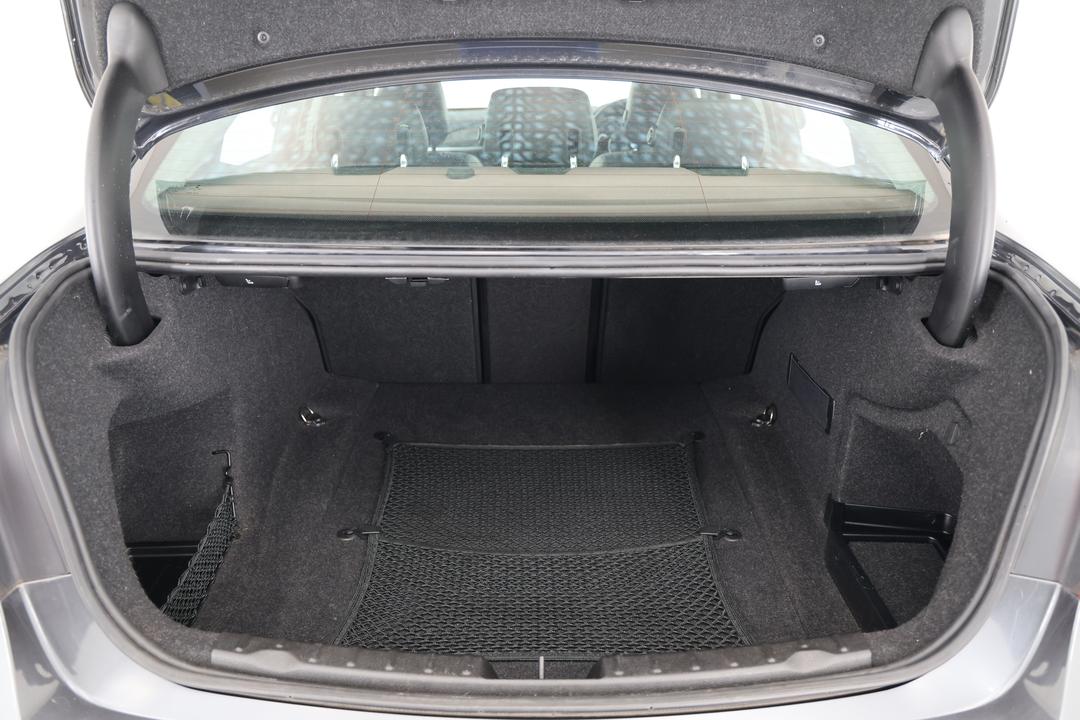 2014 BMW 3 28i Luxury Line, Automatic, 109834 km, Boot Inside View