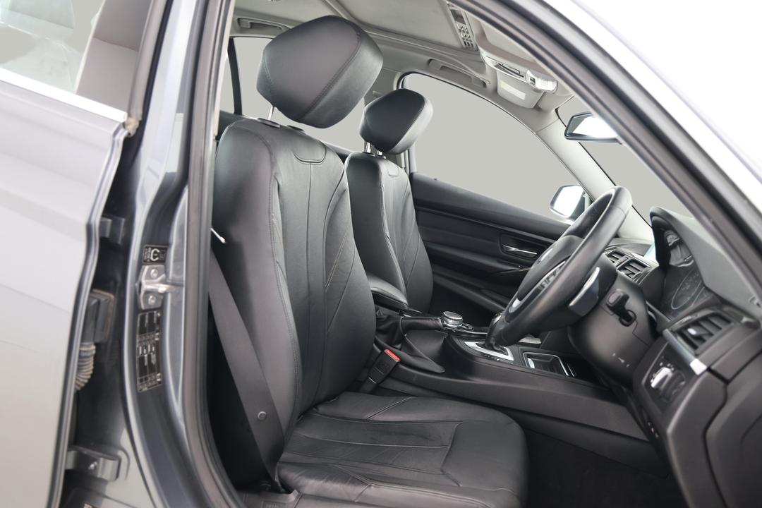 2014 BMW 3 28i Luxury Line, Automatic, 109834 km, Right Side Front Door Cabin View