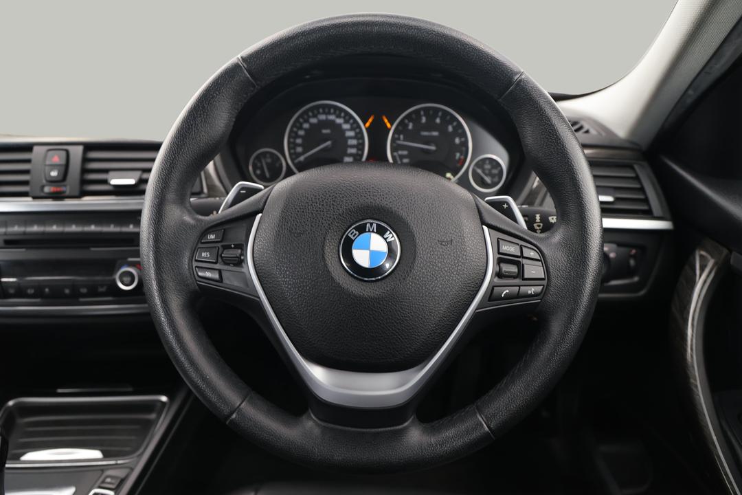 2014 BMW 3 28i Luxury Line, Automatic, 109834 km, Steering Wheel Close-up