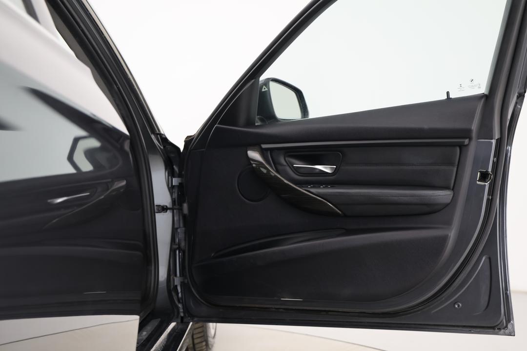 2014 BMW 3 28i Luxury Line, Automatic, 109834 km, Speaker View