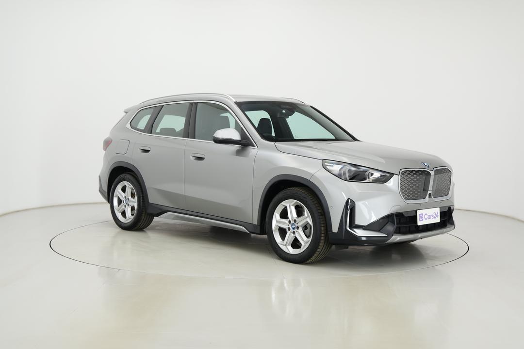 2024 BMW Ix1 Edrive20 Xline, Automatic, 24952 km, Right Front Diagonal (45- Degree) View