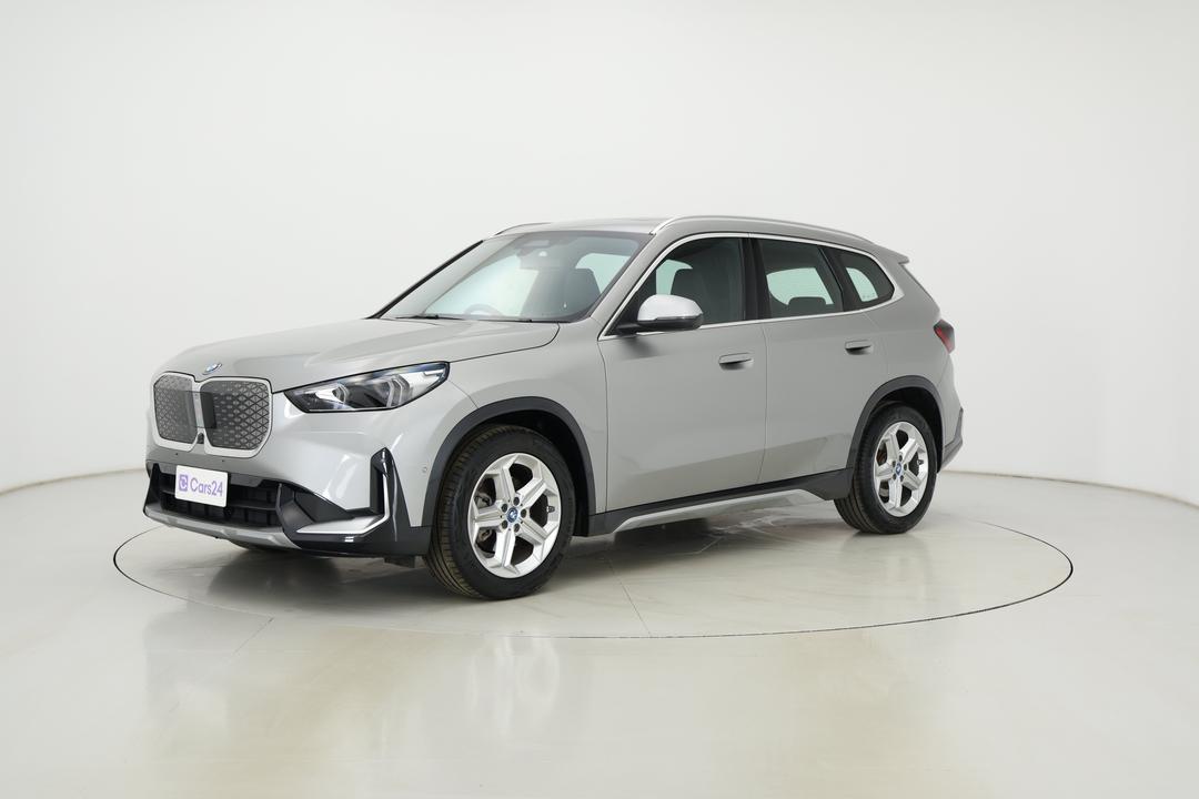 2024 BMW Ix1 Edrive20 Xline, Automatic, 24952 km, Left Front Diagonal (45- Degree) View
