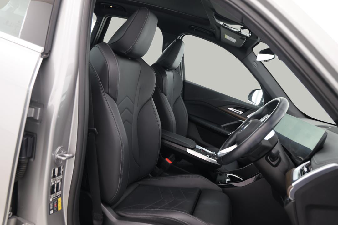 2024 BMW Ix1 Edrive20 Xline, Automatic, 24952 km, Right Side Front Door Cabin View