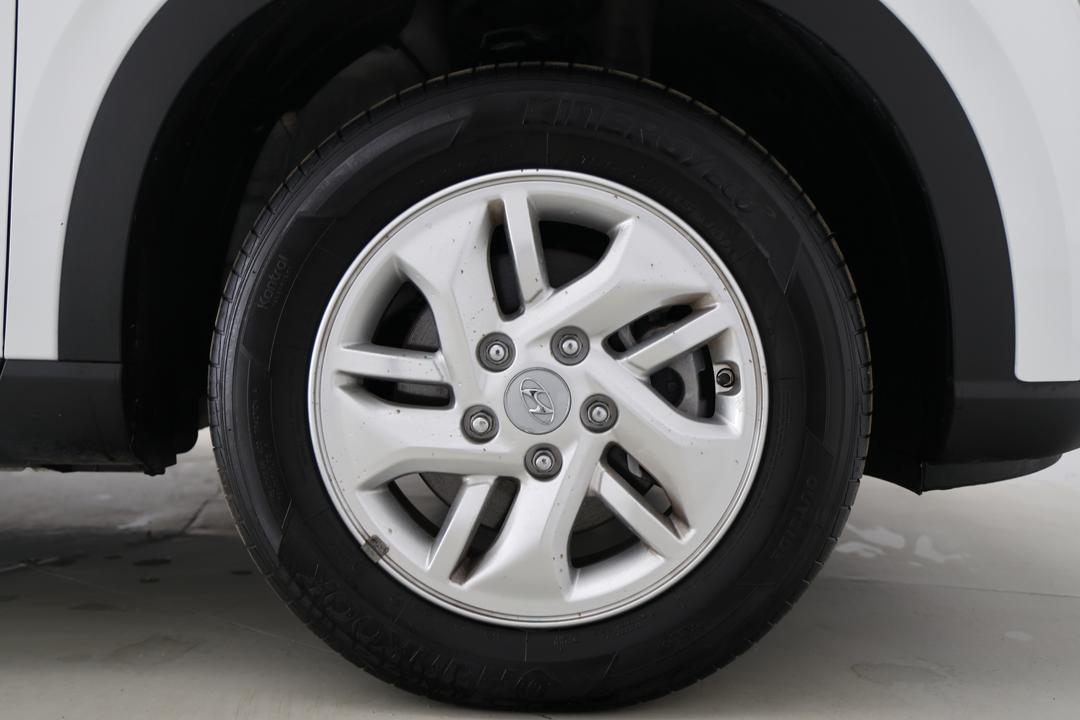 2025 Hyundai Venue -, Automatic, 19874 km, Right Front Wheel