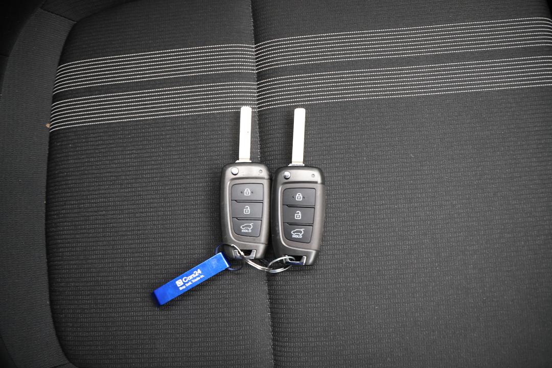 2025 Hyundai Venue -, Automatic, 19874 km, Key Close-up