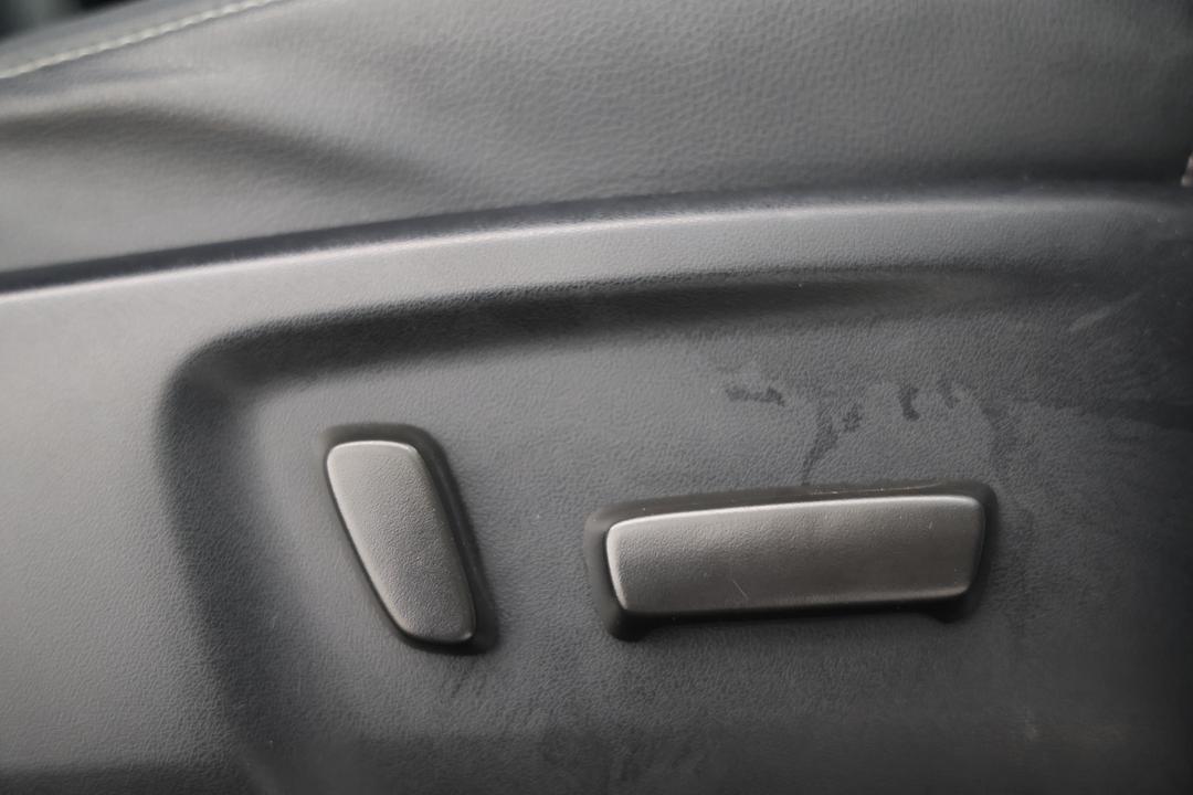 2021 Toyota Hilux Rogue (4x4), Automatic, 50830 km, Drivers Side Adjustment Panel
