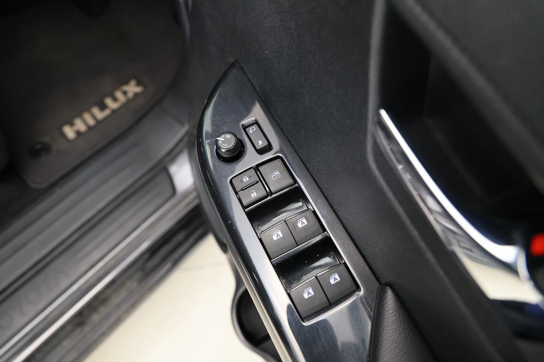 2021 Toyota Hilux Rogue (4x4), Automatic, 50830 km, Drivers Side Door Panel Controls