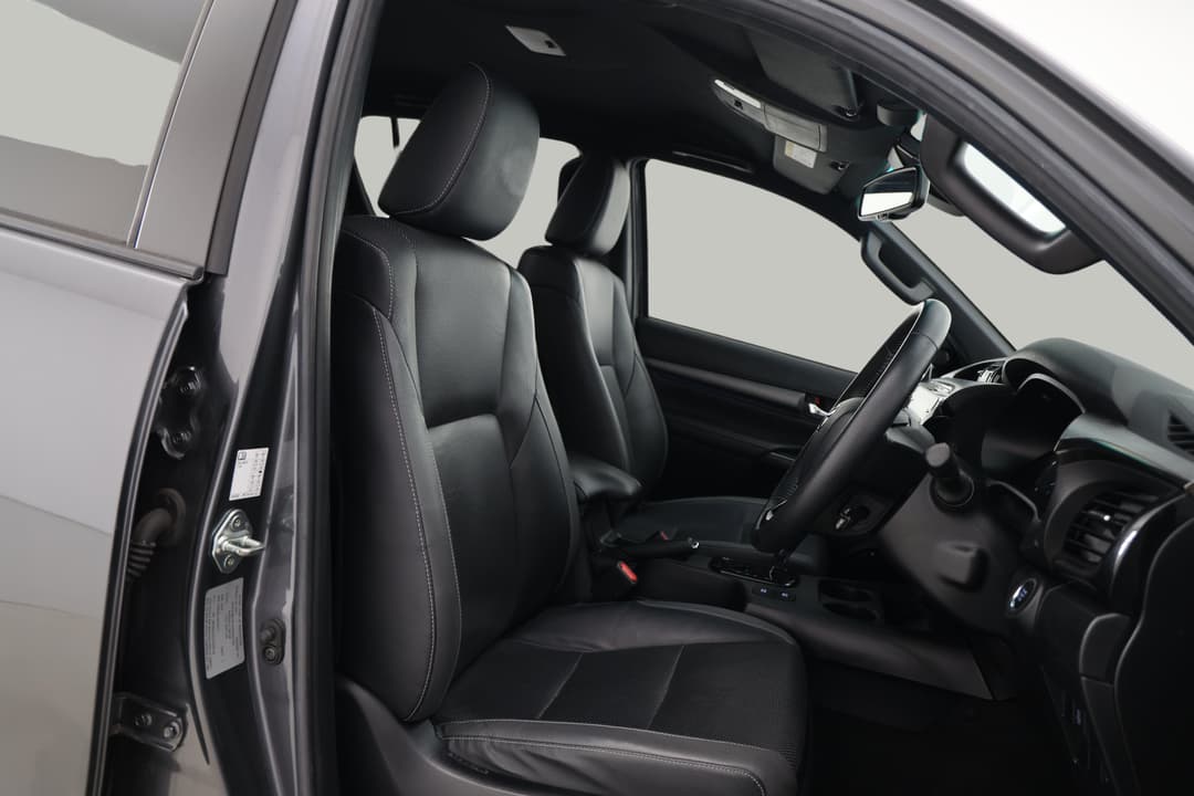 2021 Toyota Hilux Rogue (4x4), Automatic, 50830 km, Right Side Front Door Cabin View