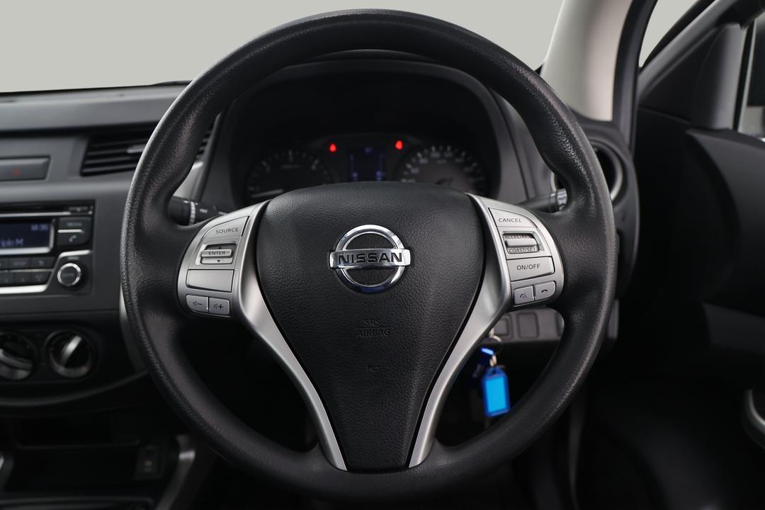 2018 Nissan Navara Rx (4x2), Manual, 86118 km, Steering Wheel Close-up