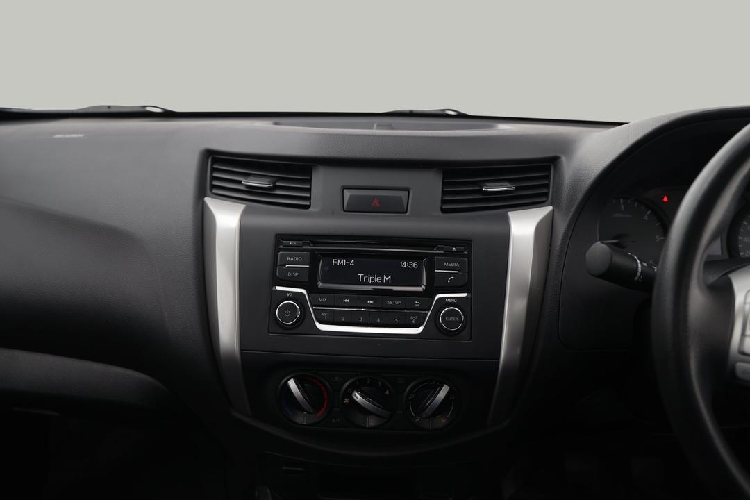 2018 Nissan Navara Rx (4x2), Manual, 86118 km, Center Console