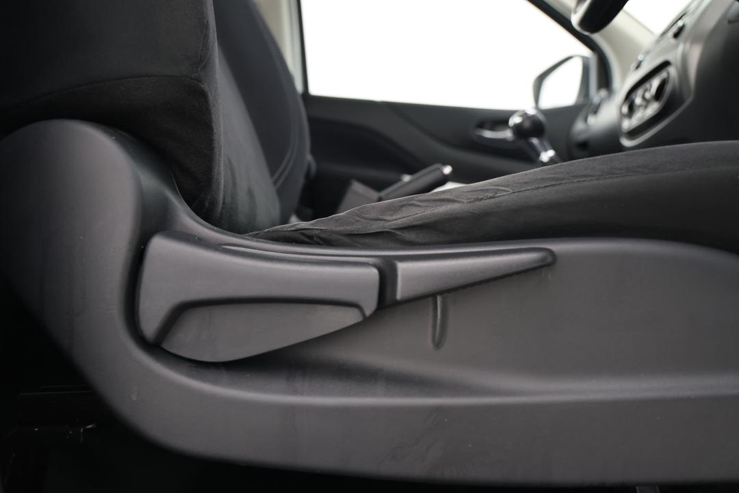 2018 Nissan Navara Rx (4x2), Manual, 86118 km, Drivers Side Adjustment Panel