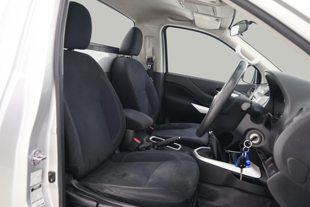 2018 Nissan Navara Rx (4x2), Manual, 86118 km, Right Side Front Door Cabin View