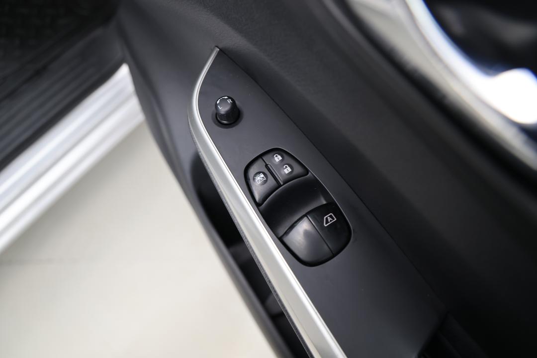 2018 Nissan Navara Rx (4x2), Manual, 86118 km, Drivers Side Door Panel Controls