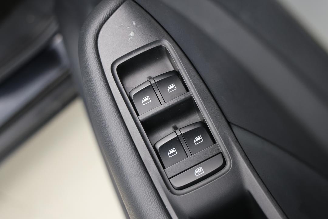 2021 MG ZS Excite, Automatic, 30658 km, Drivers Side Door Panel Controls