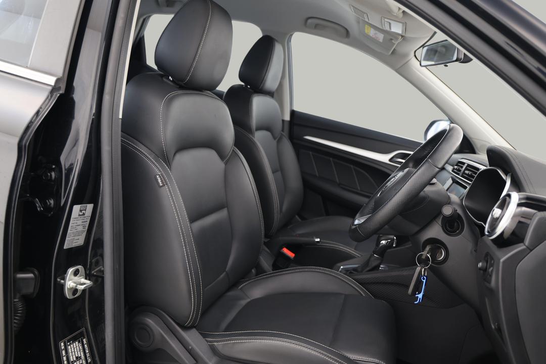 2021 MG ZS Excite, Automatic, 30658 km, Right Side Front Door Cabin View