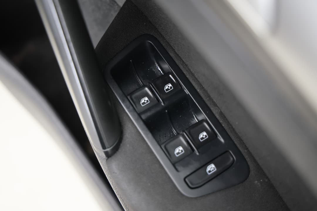 2018 Volkswagen Golf 110 Tsi Trendline, Automatic, 73644 km, Drivers Side Door Panel Controls