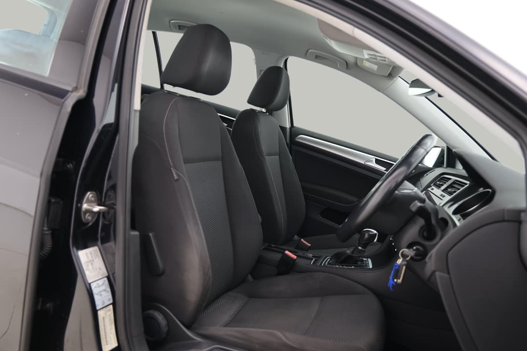 2018 Volkswagen Golf 110 Tsi Trendline, Automatic, 73644 km, Right Side Front Door Cabin View