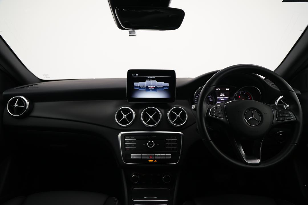 2019 Mercedes-benz GLA 180, Automatic, 45801 km, Dashboard View