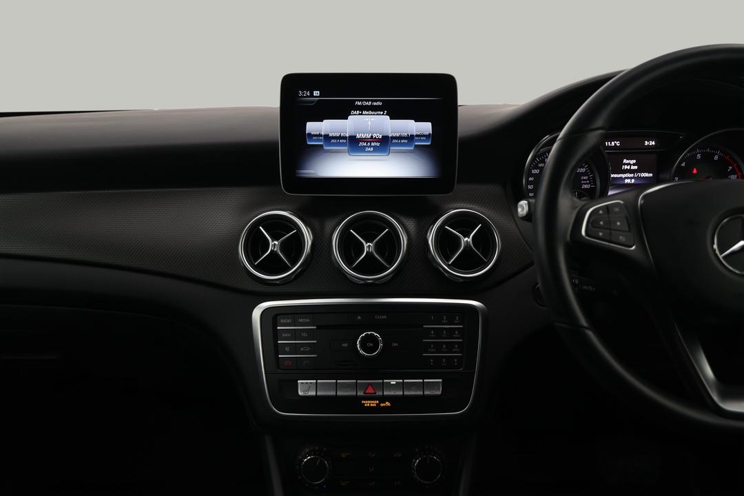 2019 Mercedes-benz GLA 180, Automatic, 45801 km, Center Console