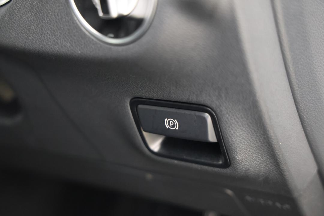 2019 Mercedes-benz GLA 180, Automatic, 45801 km, Handbrake