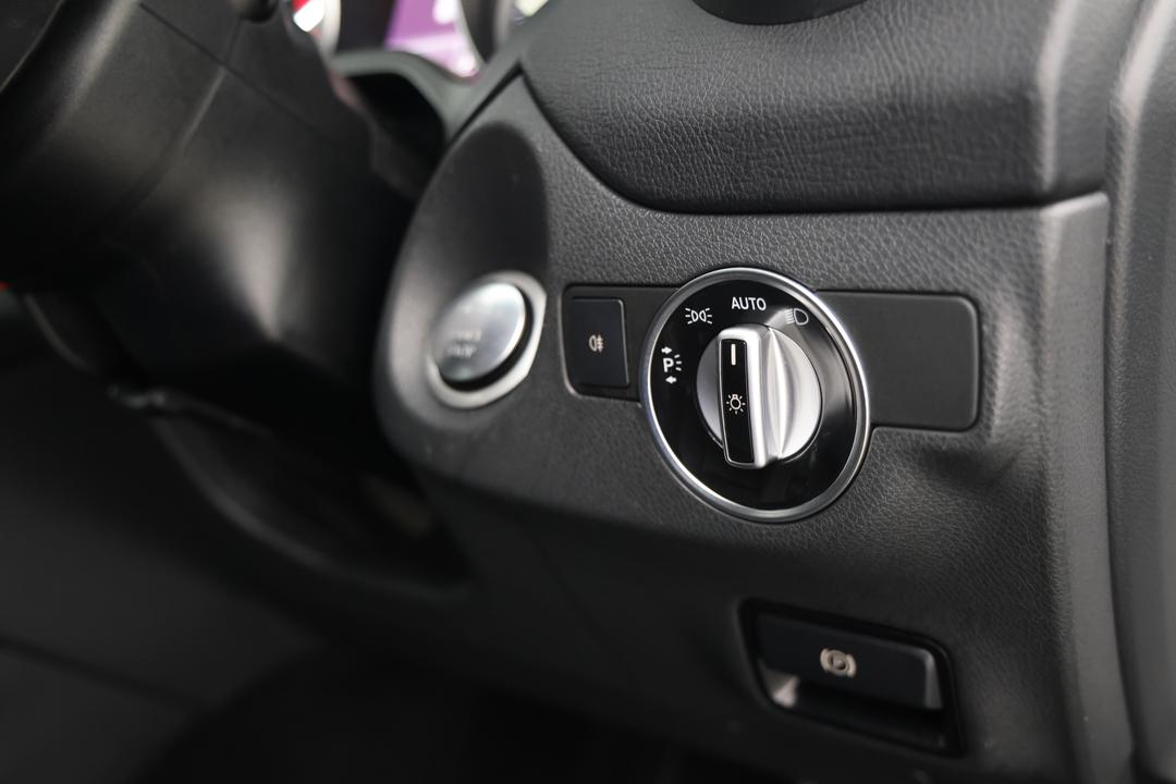 2019 Mercedes-benz GLA 180, Automatic, 45801 km, Utility Switches/Buttons