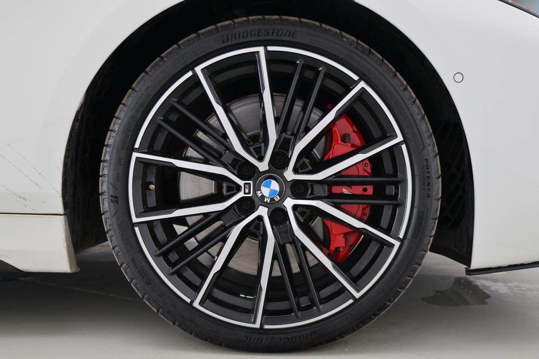 2022 BMW 1 M135i xDrive, Automatic, 53808 km, Right Front Wheel