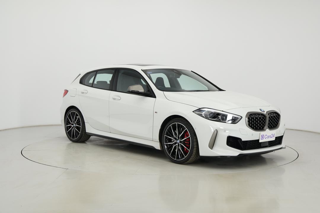 2022 BMW 1 M135i xDrive, Automatic, 53808 km, Right Front Diagonal (45- Degree) View