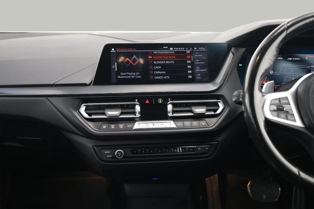 2022 BMW 1 M135i xDrive, Automatic, 53808 km, Center Console