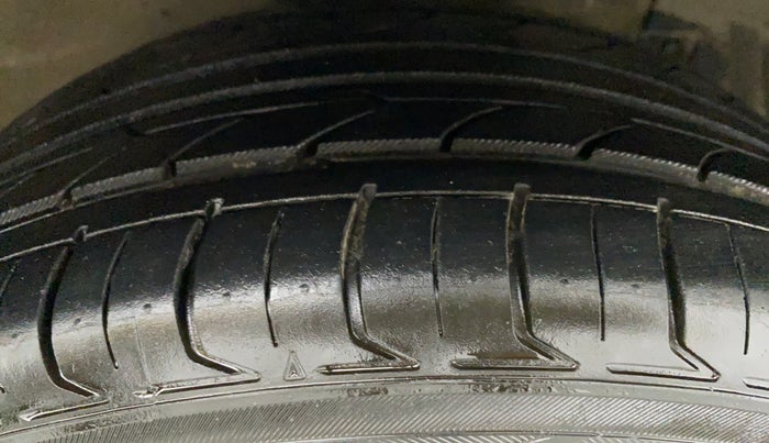 2017 Maruti Ciaz ALPHA 1.4 VVT, Petrol, Manual, 98,200 km, Right Front Tyre Tread
