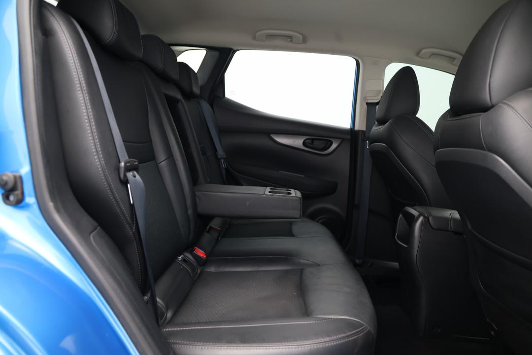 2017 Nissan Qashqai St-l, Automatic, 136466 km, Right Side Rear Door Cabin View