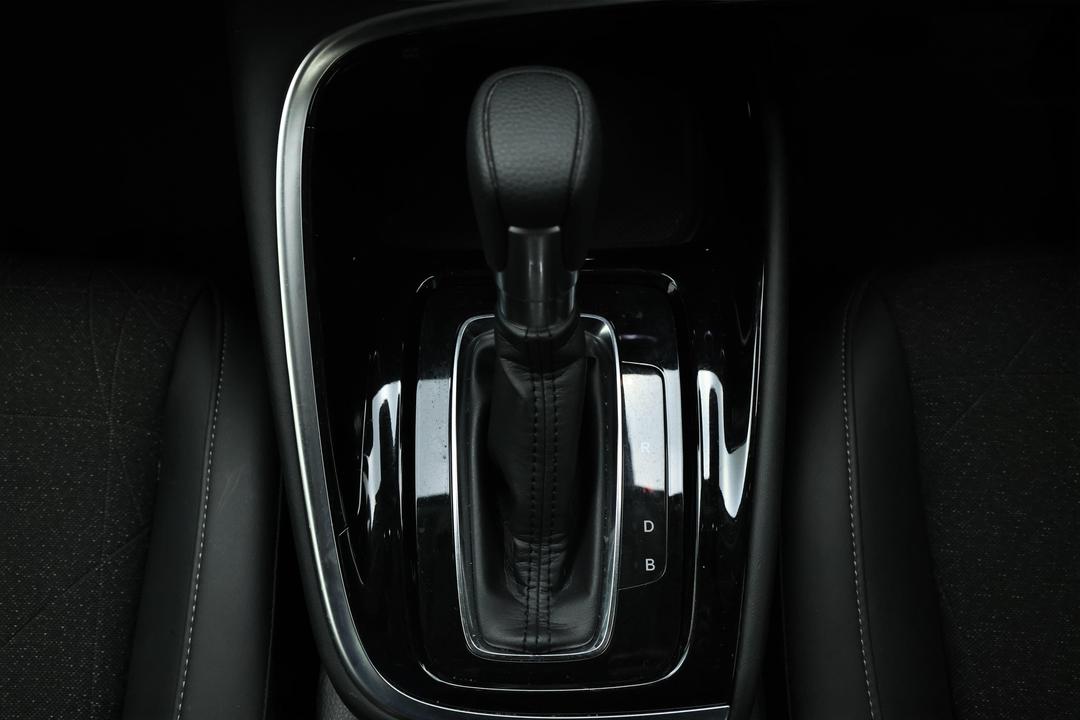 2023 Honda HR-V E:hev L, Automatic, 32707 km, Center Console