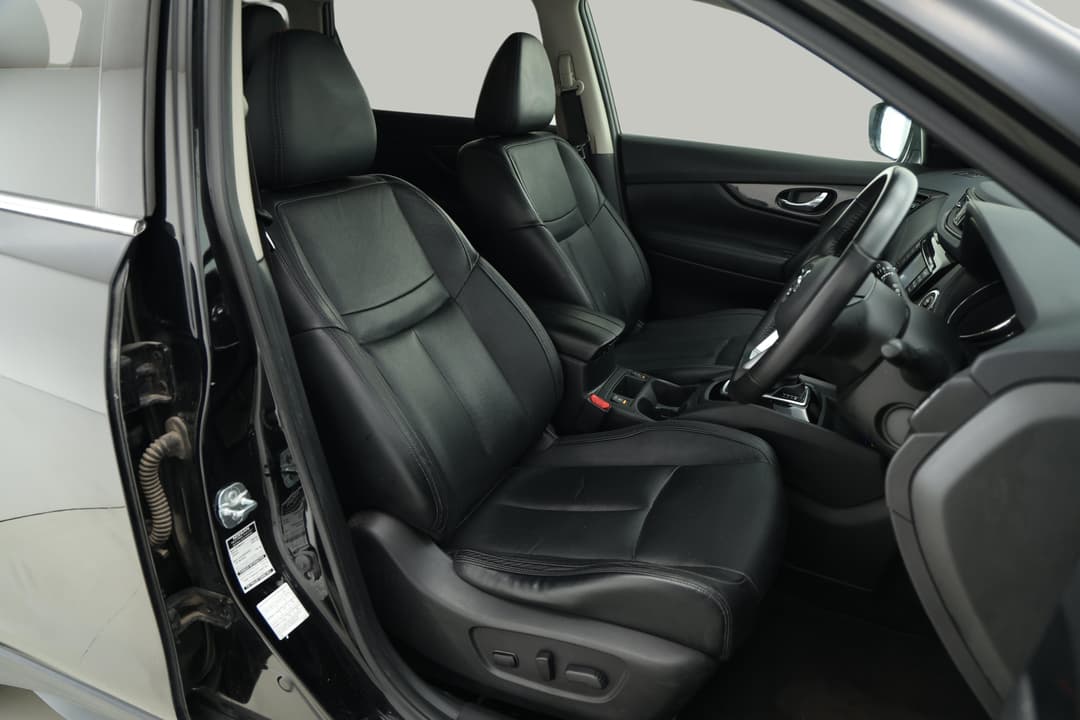 2017 Nissan X-trail St-l (FWD), Automatic, 109609 km, Right Side Front Door Cabin View