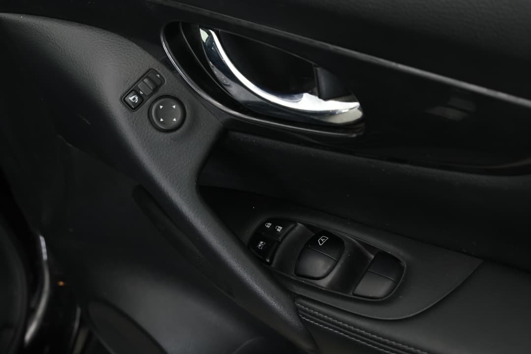 2017 Nissan X-trail St-l (FWD), Automatic, 109609 km, Drivers Side Door Panel Controls