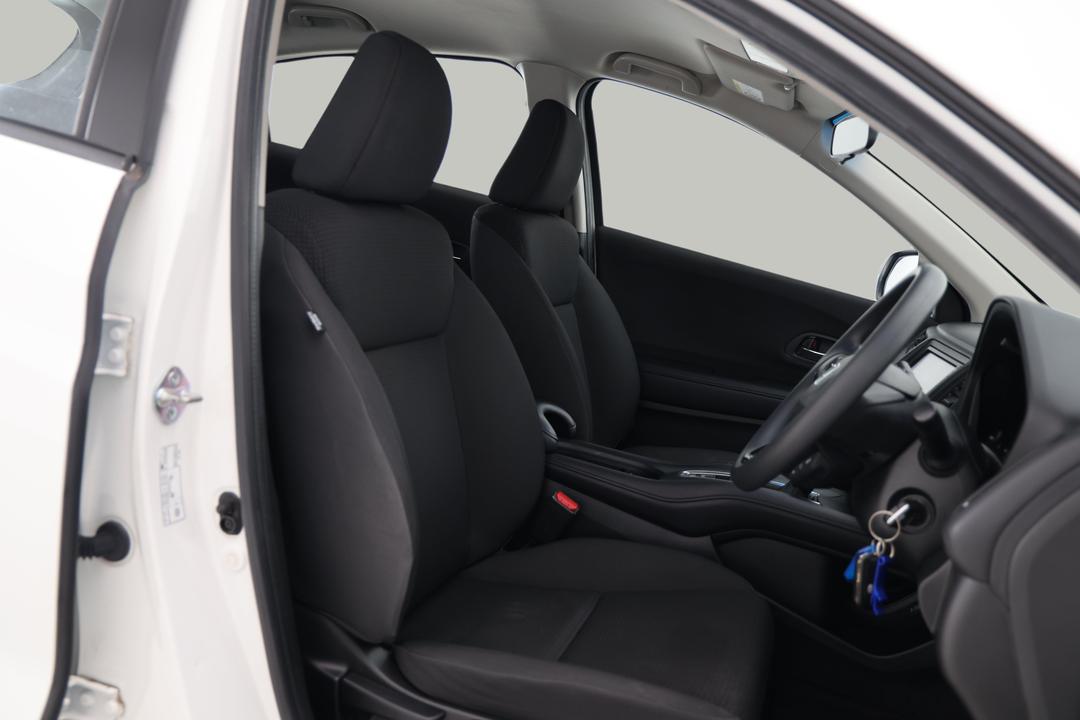 2019 Honda HR-V Vti, Automatic, 116839 km, Right Side Front Door Cabin View