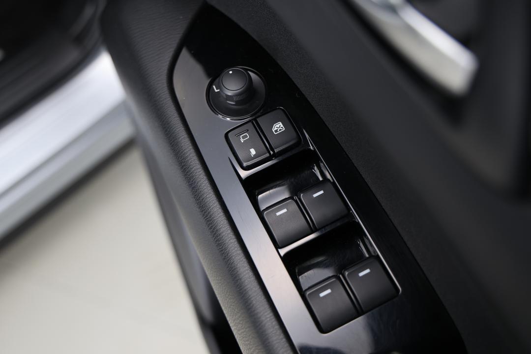 2018 Mazda CX-5 Maxx Sport (4x4), Automatic, 147700 km, Drivers Side Door Panel Controls