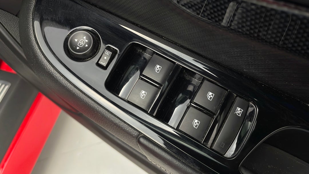 2016 Holden Commodore Sv6, Automatic, 102855 km, Drivers Side Door Panel Controls