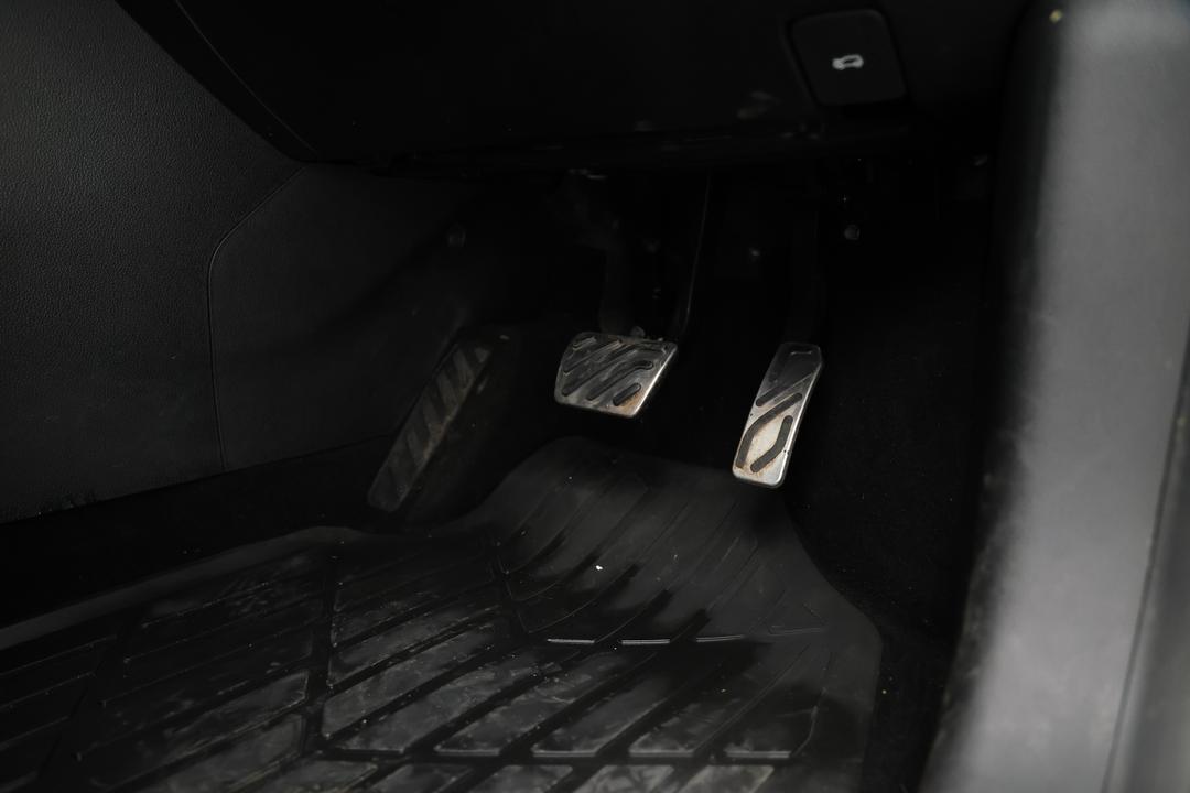 2021 MG HS Essence X, Automatic, 100332 km, Pedals and Footmat
