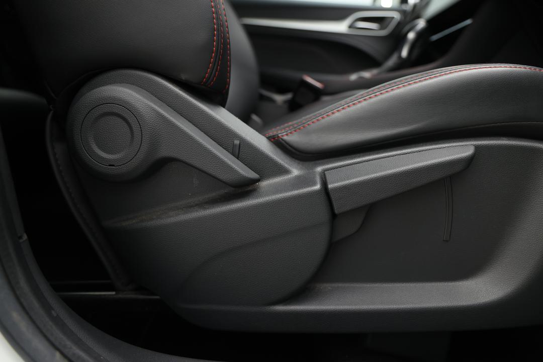 2020 MG Zst Excite, Automatic, 38490 km, Drivers Side Adjustment Panel