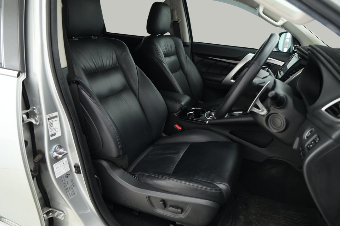 2018 Mitsubishi Pajero Sport Exceed (4x4) 7 Seat, Automatic, 115332 km, Right Side Front Door Cabin View