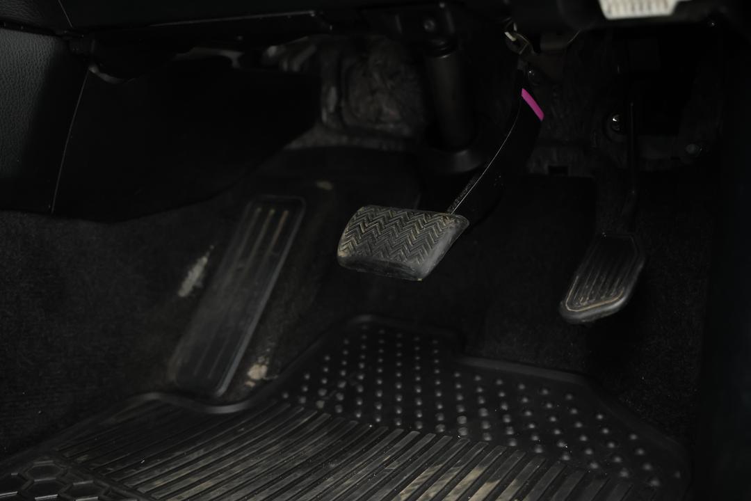 2017 Toyota RAV4 Gx (2WD), Automatic, 114101 km, Pedals and Footmat